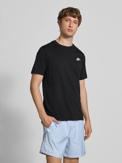Männermodel trägt T-Shirt mit Label-Stitching von Nike, Reine Baumwolle, Regular-Fit, Rundhalsausschnitt, Ganzkörperansicht von vorne. Rückenlänge bei Größe M: 73 cm