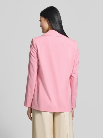 Frauenmodel trägt Regular Fit Blazer aus Viskose-Mix mit Pattentaschen von comma, rosa, glatte Textur, Rückansicht, Ganzkörperansicht.