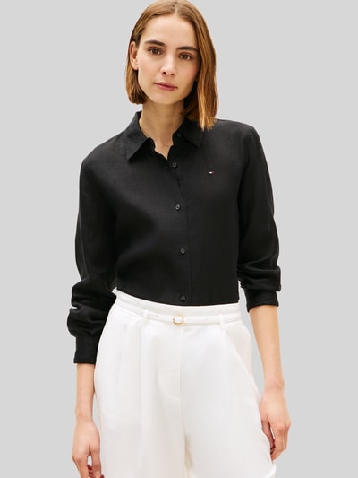 Frauenmodel trägt Relaxed Fit Langarmbluse aus reinem Leinen von Tommy Hilfiger, Optik: Unifarben, Passform: Relaxed-Fit, Hemdkragen, Logo-Stitching, Verschluss: Knopfleiste, Ärmelform: Langarm, Ärmelabschluss: Manschette, Rumpfabschluss: abgerundet, Materialverarbeitung: Flammgarn, Material: Leinen, Ganzkörperansicht von vorne.