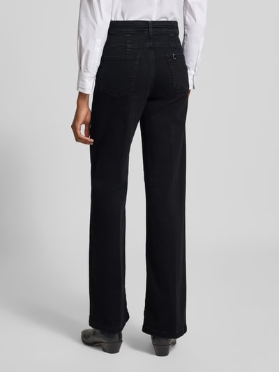 Männermodel trägt Flared Fit Jeans aus mieszanka bawełny von Liu Jo White w kolorze czarnym, 5 kieszeni, detal z logo, zapięcie na guzik i zamek błyskawiczny, Ganzkörperansicht Rückansicht.