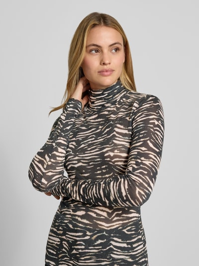 Vrouwenmodel draagt Slim Fit Longsleeve uit puur lyocell van Lanius met opstaande kraag, all-over dierenprint, structuurpatroon, ruglengte maat 36: 58 cm, shirt met lange mouwen, Ganzkörperansicht van voren.