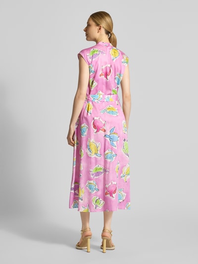 Modelka kobieca nosi Midikleid mit V-Ausschnitt und Bindegürtel od Milano Italy, różowy wzór allover, czysta bawełna, krój A-linia, Szerokość w rozmiarze 36: 50 cm, Długość pleców: 127 cm, widok całej sylwetki z tyłu.