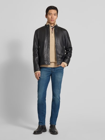 Männermodel trägt Jeans mit 5-Pocket-Design von Christian Berg Men aus Baumwoll-Mix mit Stretch-Anteil, Gerader-Schnitt, Ganzkörperansicht von vorne.