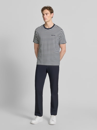 Męski model nosi Comfort Fit Hose mit Eingrifftaschen von Christian Berg Men, kolor granatowy, mieszanka materiałów z dodatkiem wiskozy, wpuszczane kieszenie, kieszeń z tyłu, szerokość w rozmiarze 32/32: 41 cm, długość wewnętrzna nogawki 78 cm, widok całej sylwetki z przodu.