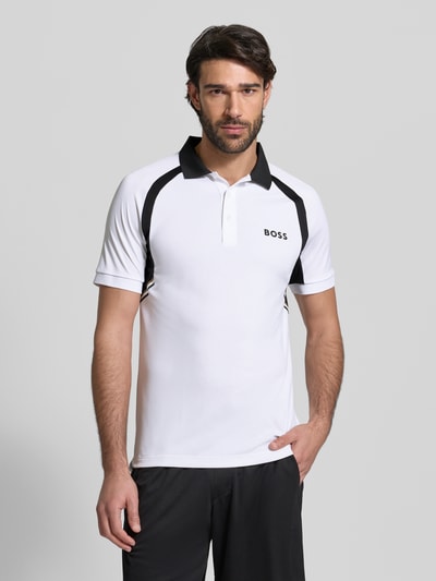 Mężczyzna nosi Koszulkę polo Slim Fit Poloshirt mit kurzer Knopfleiste Modell 'PL_TOC SPIN CB' von BOSS Green, efekt: jednolity kolor, krój slim fit, nadruk z logo, kołnierzyk polo, krótkie zapięcie na guziki, krótki rękaw, wykończenie: dżersej, Ganzkörperansicht von vorne.