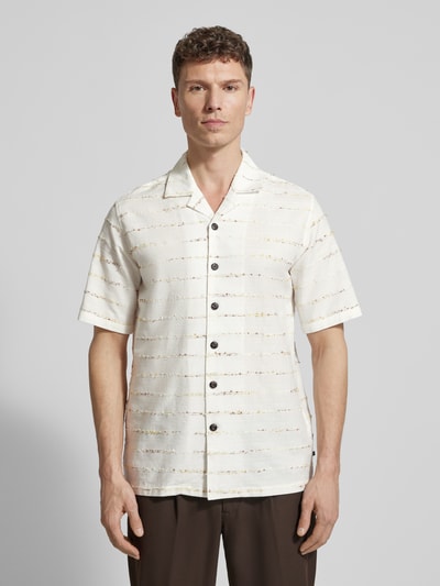 Männermodel trägt Regular Fit Freizeithemd mit Knopfleiste Modell 'klampo' von Matinique, Baumwoll-Mix, cremefarben, Ganzkörperansicht von vorne.