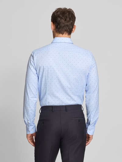 Męski model nosi Regular Fit Businesshemd aus reiner Baumwolle von BOSS, efekt: wzór na całej powierzchni, krój regular fit, kołnierzyk typu cutaway, listwa guzikowa na całej długości, długi rękaw, zakończenie rękawów mankietem, bawełna; całkowity widok z tyłu.