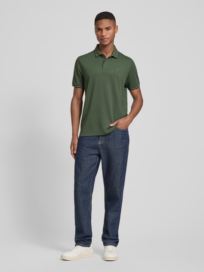 Männermodel trägt Modern Fit Poloshirt mit Logo-Print Modell 'Keep Dry' von RAGMAN in Grün, Baumwoll-Mix, Ganzkörperansicht von vorne, Rückenlänge bei Größe M 28 cm, Polokragen und kurze Knopfleiste.