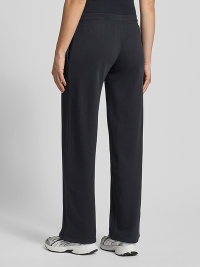 Frauenmodel trägt Sweatpants mit Tunnelzug von REVIEW in Dunkelgrau, Baumwoll-Mix, Gerader-Schnitt, Elastischer-Bund, Ganzkörperansicht Rückansicht. Innenbeinlänge bei Größe S: 83 cm.