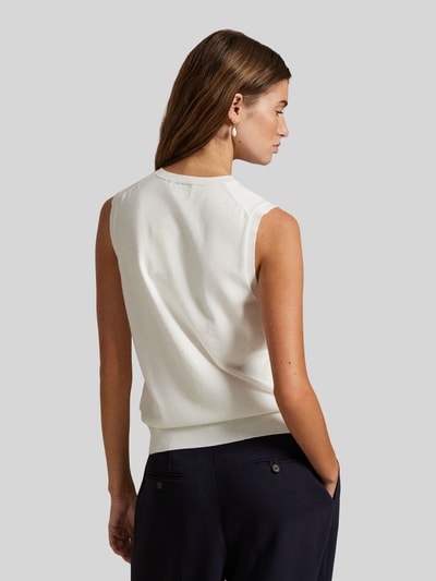 Frauenmodel trägt Regular Fit Stricktop aus Baumwoll-Mix von Polo Ralph Lauren in Unifarben, Feinstrick mit Logo-Stitching, Rückansicht Ganzkörperansicht.