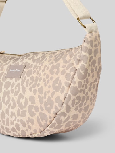 Produktfoto, Shoulder Bag mit Logo-Detail von Studio Noos, zwierzęcy nadruk na całej powierzchni, detal z logo, Główna przegroda z zamkiem błyskawicznym, Szerokość w rozmiarze 1: 38 cm, Długość w rozmiarze 1: 21 cm, Głębokość w rozmiarze 1: 10 cm, Długość paska na ramię w rozmiarze 1: 66 cm
