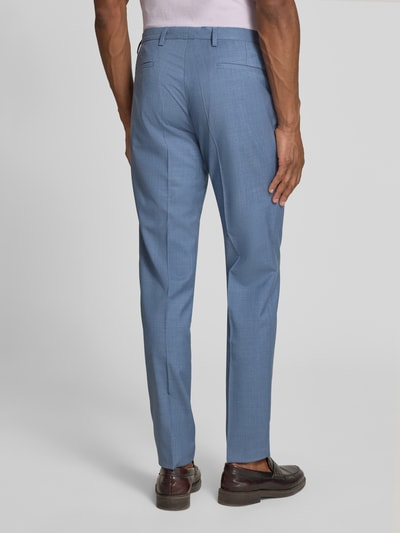 Männermodel trägt Anzughose mit Bügelfalten Modell 'Pascal' von CG - Club of Gents, hellblau, schmal geschnitten, Rückansicht Ganzkörperansicht. Slim Fit, Viskose-Mix, sichtbare Seiten- und Gesäßtaschen.