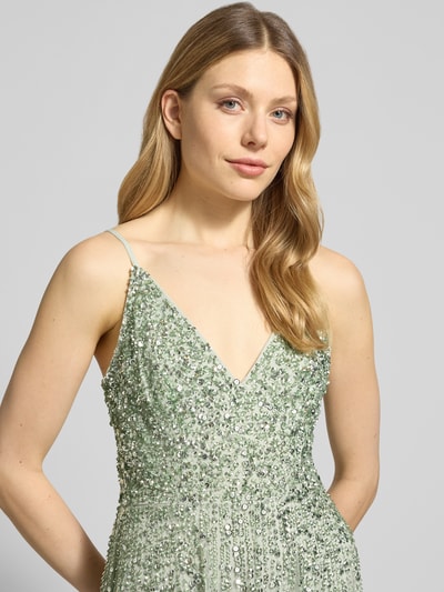 Modelka prezentuje Sukienka wieczorowa z cekinowym obszyciem od Lace & Beads w kolorze jasnej zieleni, tiul, taliowany krój, krój bez rękawów, dekolt w serek, wszyty zamek błyskawiczny, Szerokość w rozmiarze S: 34 cm, Długość tyłu: 126 cm, zbliżenie na górną część ciała