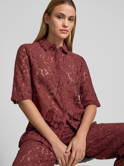Frauenmodel trägt Regular Fit Bluse aus Baumwoll-Mix Modell 'HONEY' von Vero Moda, Optik: Unifarben, Allover-Muster, Nahaufnahme Oberkörper.