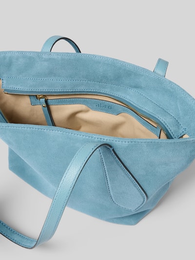 Produktfoto, hellblaue Handtasche in Flecht-Optik Modell 'Carina' von Abro aus Veloursleder, Reißverschluss, beiges Innenfutter, abnehmbarer Schulterriemen, Größe 47x24x15 cm, Riemenlänge 58 cm
