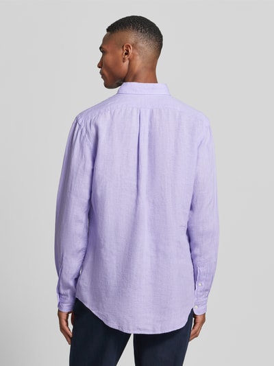 Männermodel trägt Regular Fit Vrijetijdsoverhemd uit puur linnen van Polo Ralph Lauren in effen lila, rugaanzicht, Ganzkörperansicht Rückansicht.
