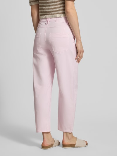 Männermodel trägt Hose mit Tuch Modell 'ORELIE' von Cambio aus Lyocell-Baumwoll-Mix, loose fit, pastelowy róż, widoczne kieszenie, Ganzkörperansicht Rückansicht, Szerokość w rozmiarze 36: 42 cm, długość wewnętrzna nogawki 73 cm