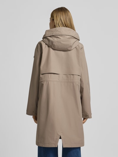 Frauenmodel trägt Parka mit Pattentaschen Modell 'ELINA' von Didriksons in Beige, Relaxed Fit, glatte Textur, Ganzkörperansicht Rückansicht.