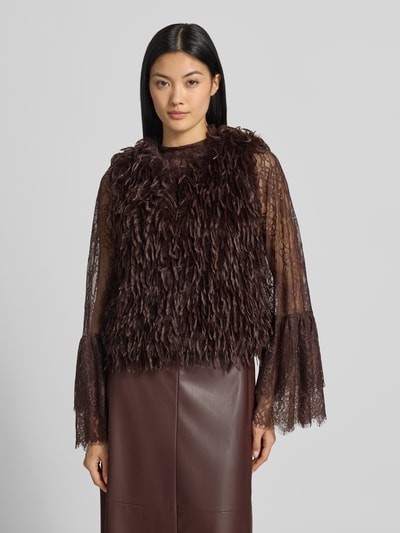 Frauenmodel trägt Weste mit Allover-Feder-Besatz von VM by Vera Mont in Dunkelbraun, kombiniert mit transparenter Spitzenbluse, Ganzkörperansicht von vorne. Regular Fit, V-Ausschnitt, ärmelloses Design, Rückenlänge bei Größe S 50 cm.