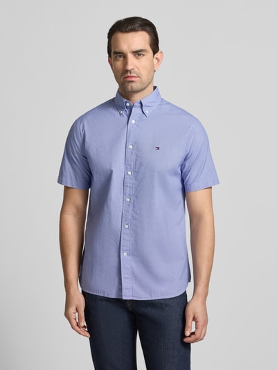 Männermodel trägt Regular Fit Freizeithemd aus reiner Baumwolle von Tommy Hilfiger, Optik: Allover-Muster, Ganzkörperansicht von vorne.