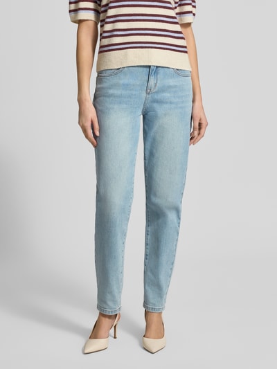 Frauenmodel trägt Mom Fit Jeans im 5-Pocket-Design Modell 'Carrot' von Buena Vista, hellblauer Baumwoll-Mix mit Stretch, Ganzkörperansicht von vorne.