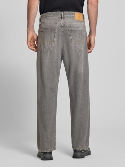 Männermodel trägt Straight Fit Jeans aus reiner Baumwolle im Used-Look von JACK & JONES in Grau mit 5-Pocket-Design, Ganzkörperansicht Rückansicht.
