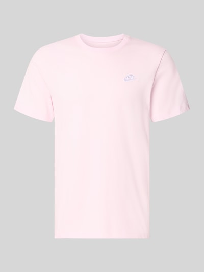 Produktfoto, Regular Fit T-Shirt aus reiner Baumwolle von Nike in zartem Rosa vor grauem Hintergrund, glatte Struktur