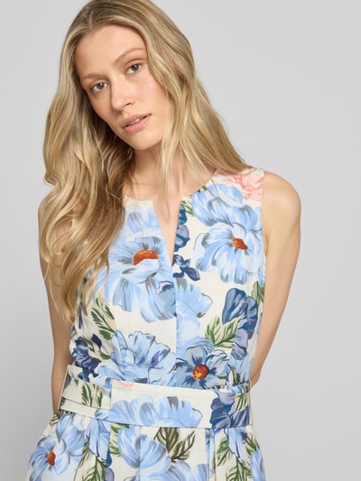 Frauenmodel trägt Midikleid mit floralem Allover-Print von Oui aus reiner Baumwolle, taillierte Passform, ärmelloses-Design, Nahaufnahme Oberkörper