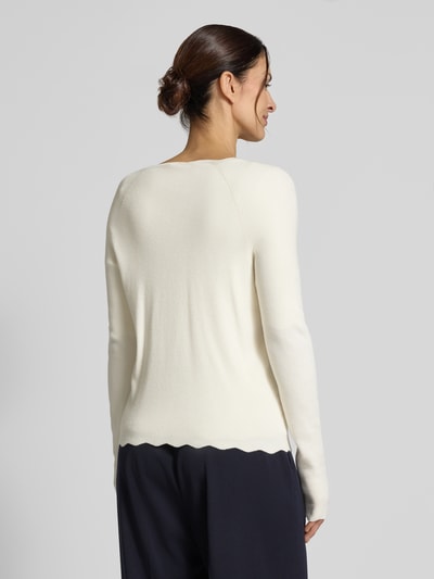 Frauenmodel trägt Strickcardigan aus Viskose-Mix von Christian Berg Woman in Creme mit Rüschen und tailliertem Schnitt, Ganzkörperansicht Rückansicht.