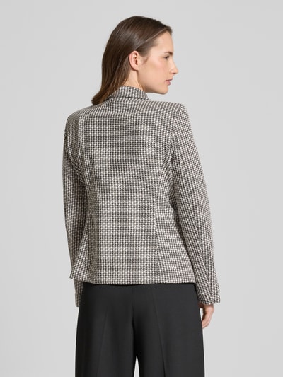 Frauenmodel trägt Slim Fit Blazer mit Reverskragen von Emporio Armani, elastischer Material-Mix, schwarz-weiß kariert, Ganzkörperansicht Rückansicht.