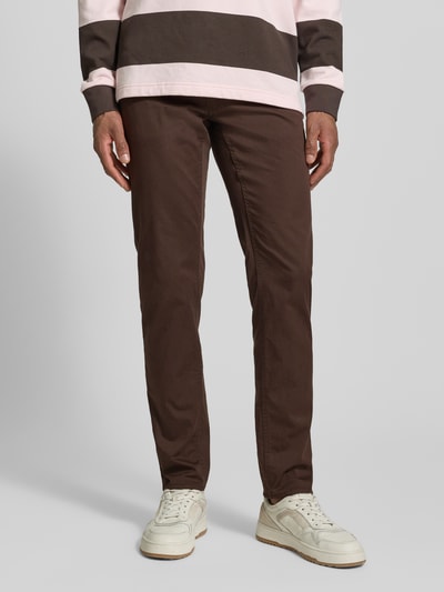 Männermodel trägt Hose mit Eingrifftaschen Modell 'Chuck' von Brax, Slim Fit, Braun, Baumwoll-Mix mit Lyocell-Anteil, Nahaufnahme Unterkörper.
