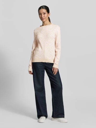 Frauenmodel trägt Slim Fit Pullover aus Viskose-Mix Modell 'JACQUARD' von Vila in Strick-Optik mit Allover-Animal-Stitching, Rundhalsausschnitt und elastischen Abschlüssen, helles Beige mit dezentem Animal-Muster, Rückenlänge 59 cm, Ärmellänge 51 cm, Ganzkörperansicht von vorne.