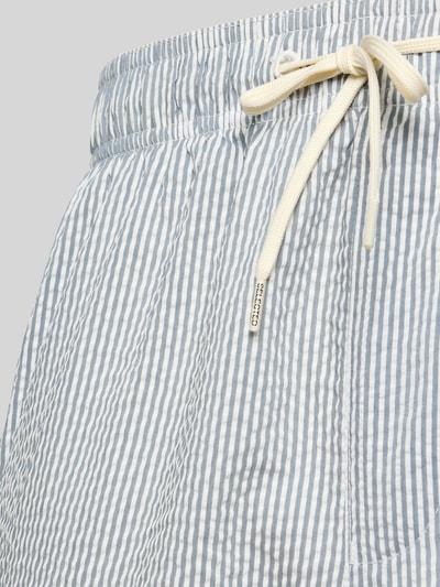 Produktfoto, Badehose mit Baumwoll-Anteil Modell 'COOPER' von SELECTED HOMME, niebiesko-białe pionowe paski, elastyczny pas z troczkiem, faktura prążków, kieszeń boczna, wzór allover