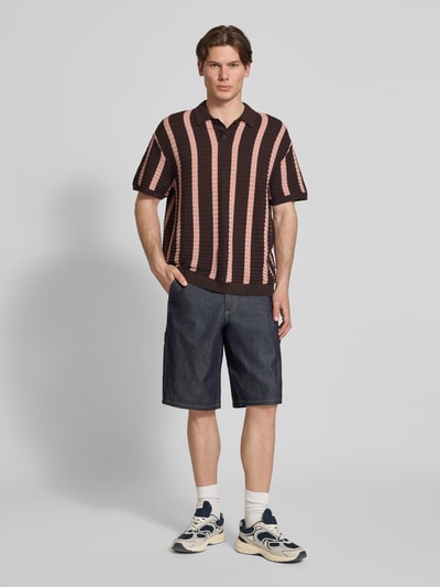 Männermodel trägt Regular Fit Strick-Poloshirt Modell 'POUL' von Redefined Rebel aus Baumwoll-Mix, Streifenmuster, Knopfleiste, Ganzkörperansicht von vorne.