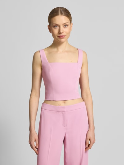 Vrouwenmodel draagt Cropped Top mit Karree-Ausschnitt und rückseitigem Reißverschluss van Jake*s Cocktail in lichtroze, getailleerde fit, met stretchmateriaal, gladde structuur, vooraanzicht borst en taille, nahaufnahme oberkörper.