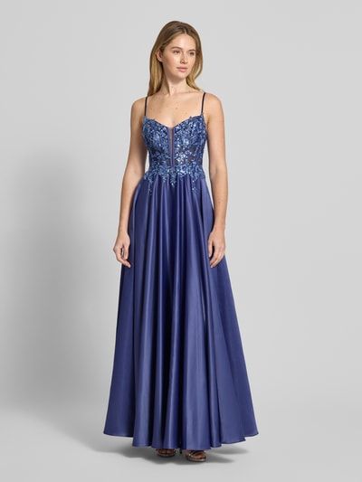 Frauenmodel trägt Abendkleid mit Paillettenbesatz von Mascara aus blauem Satin, florale Spitze, taillierte Passform, Maxilänge; Ganzkörperansicht von vorne.