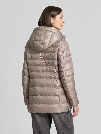 Frauenmodel trägt Regular Fit Mantel in Stepp-Optik von FUCHS SCHMITT in Beige mit Kapuze und Stehkragen, Ganzkörperansicht Rückansicht.