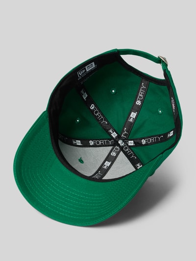 Produktfoto, zielona Base Cap mit Motiv-Stitching von New Era, wyhaftowany motyw, wyhaftowane logo, curved visor, regulowane zapięcie strapback