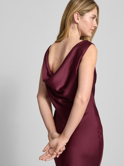 Frauenmodel trägt Slim Fit Abendkleid im ärmellosen Design von SWING aus Satin mit Wasserfall-Ausschnitt, Rückenlänge 137 cm, Nahaufnahme Oberkörper Rückansicht.