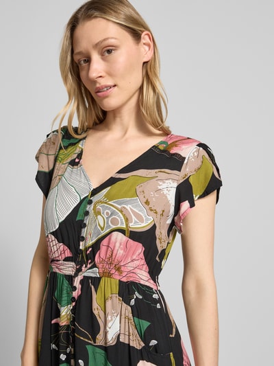 Frauenmodel trägt Maxikleid aus Viskose mit V-Ausschnitt von Apricot, floral gemustert, tailliert, Volants, Nahaufnahme Oberkörper.