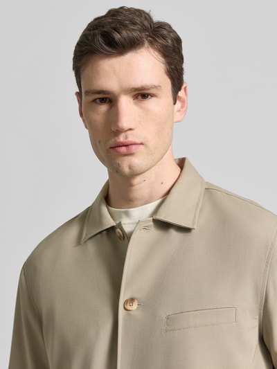 Männermodel trägt Regular Fit Overshirt mit borstleistentasche Modell 'landen' van Matinique, materiaalmix met viscose, nahaufnahme oberkörper.