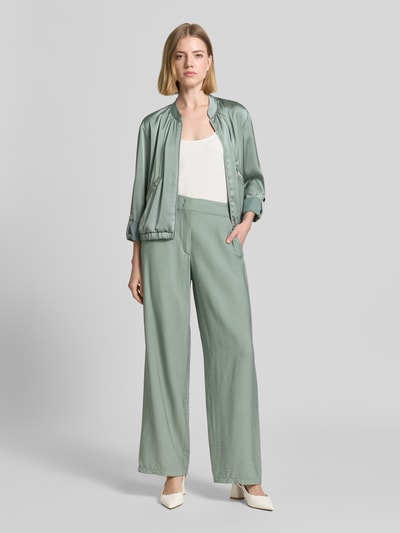 Frauenmodel trägt Wide Fit Chino aus Viskose-Mix mit Gesäßtaschen von Betty Barclay in Hellgrün, Haken-Reißverschluss, Ganzkörperansicht von vorne.