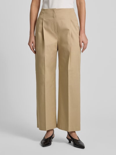 Frauenmodel trägt Straight Leg Bundfaltenhose aus Baumwoll-Mix Modell 'TULOTTA' von BOSS, Optik: Unifarben, Passform: Wide Leg, High Waist, Label-Stitching-Applikation, Bügelfalten, Schiebehaken-Verschluss, seitliche Eingrifftaschen, angedeutete Gesäßtaschen, Material: Baumwoll-Mix, Ganzkörperansicht von vorne.