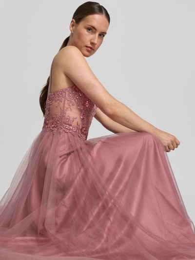 Frauenmodel trägt Maxikleid mit Stitchings und Pailetten von Laona aus Tüll in A-Linie mit Spaghettiträgern, Nahaufnahme Oberkörper.