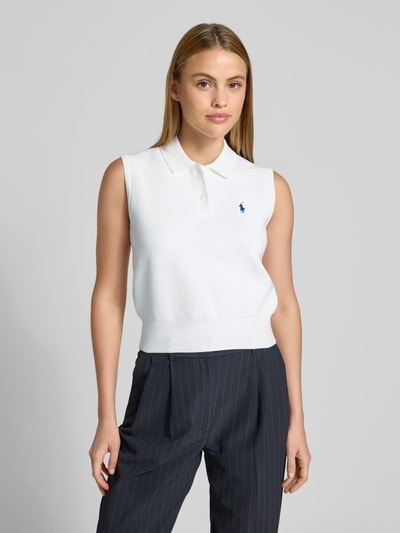 Frauenmodel trägt Slim Fit Pullunder aus Baumwoll-Mix von Polo Ralph Lauren, unifarben, Logo-Stitching, Strick, Nahaufnahme Oberkörper.