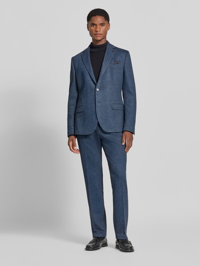 Männermodel trägt Slim Fit Sakko mit Baumwoll-Anteil Modell 'Nick' von Zuitable in Blau, Reverskragen, 2-Knopfleiste, Ganzkörperansicht von vorne. Sakko elastischer Material-Mix mit Baumwoll-Anteil, Pattentaschen, Rückenlänge 70 cm, Schulterbreite 45 cm, Ärmellänge 65 cm.
