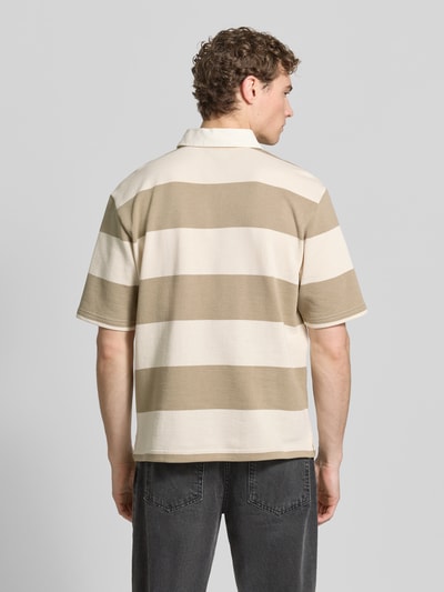 Männermodel trägt Relaxed Fit Poloshirt im Allover-Look von MCNEAL aus Baumwoll-Mix, breite beige Streifen, Knopfleiste, Rückenlänge bei Größe M 70 cm, Ganzkörperansicht Rückansicht.