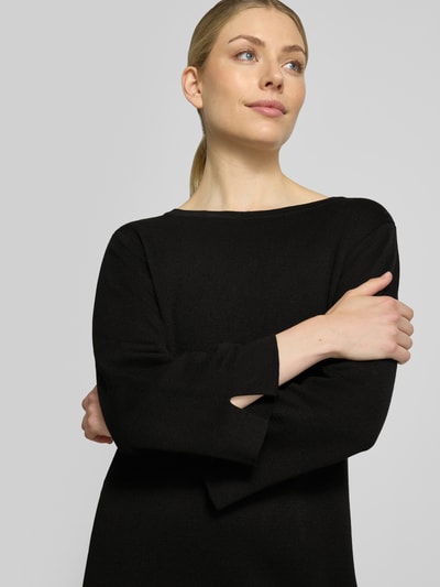 Kobiece model prezentuje Regular Fit Minikleid aus Viskose-Mix von MORE, czarny kolor, Dekolt w łódkę, rękaw o dł. 3/4, mieszanka wiskozy, Długość tyłu w rozmiarze 36: 87 cm, Szerokość w rozmiarze 36: 42 cm, Długość rękawów w rozmiarze 36: 51 cm, zbliżenie na górną część ciała