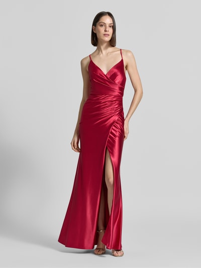 Frauenmodel trägt Maxikleid aus Satin mit Drapierungen und Gehschlitz von Luxuar in Rot, Taillierter Schnitt, V-Ausschnitt, Ganzkörperansicht von vorne. Rückenlänge bei Größe 36: 147 cm, Brustweite bei Größe 36: 33 cm.