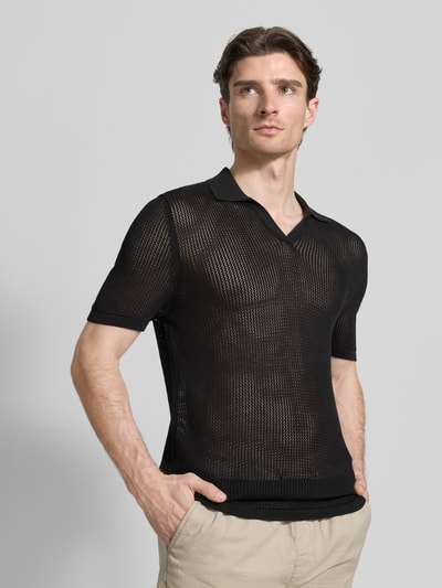 Männermodel trägt Slim Fit Poloshirt mit V-Ausschnitt von Antony Morato aus Baumwoll-Modal-Mix in Schwarz, 1/2-Arm, Rückenlänge 75 cm, Nahaufnahme Oberkörper.